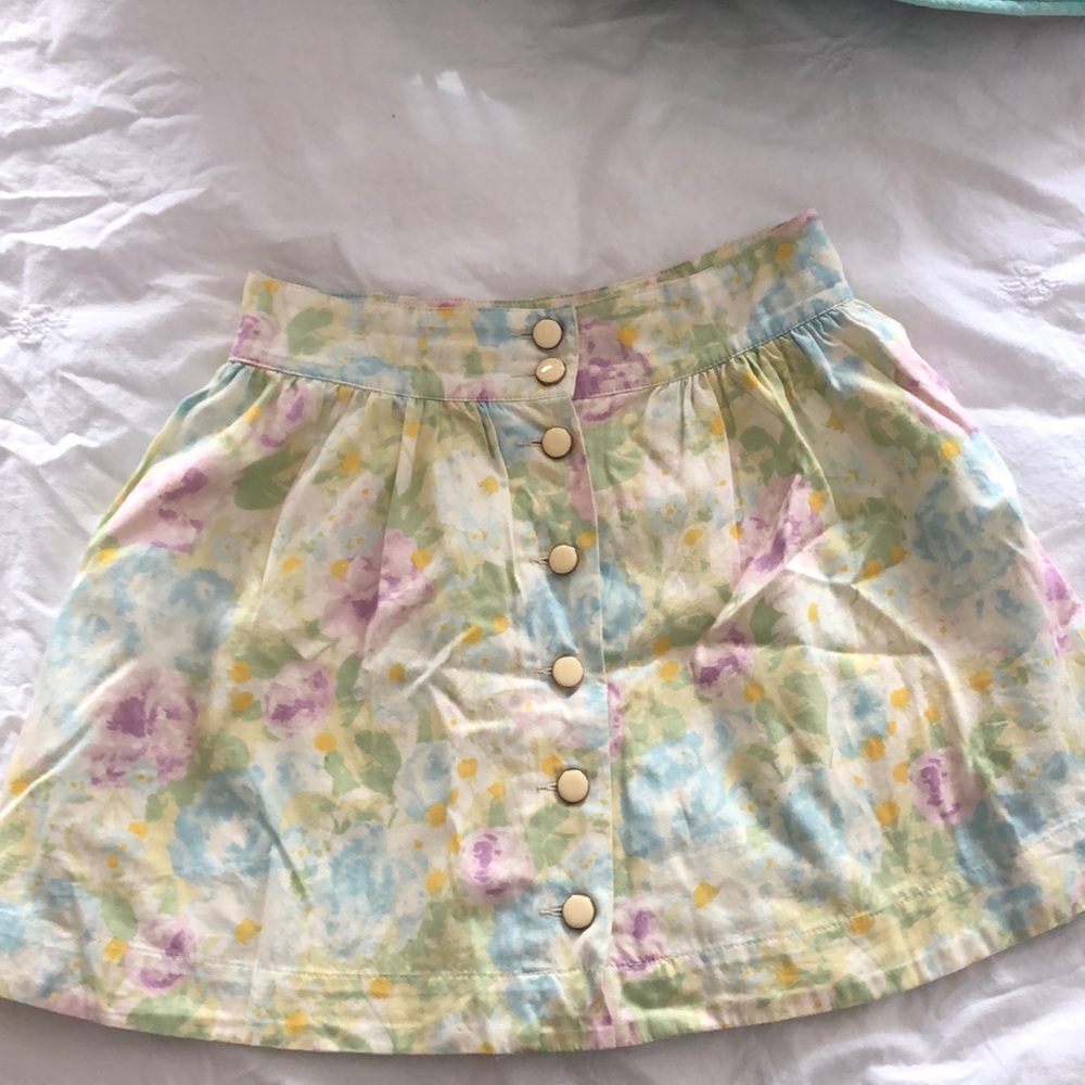 Floral mini skirt with buttons. Size 6
